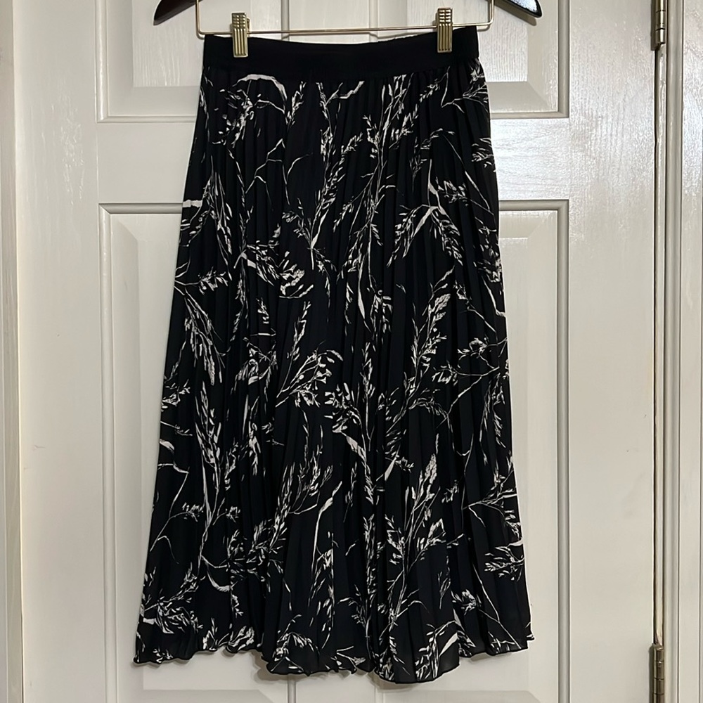 H&M pleated skirt. Size US 6, worn twice